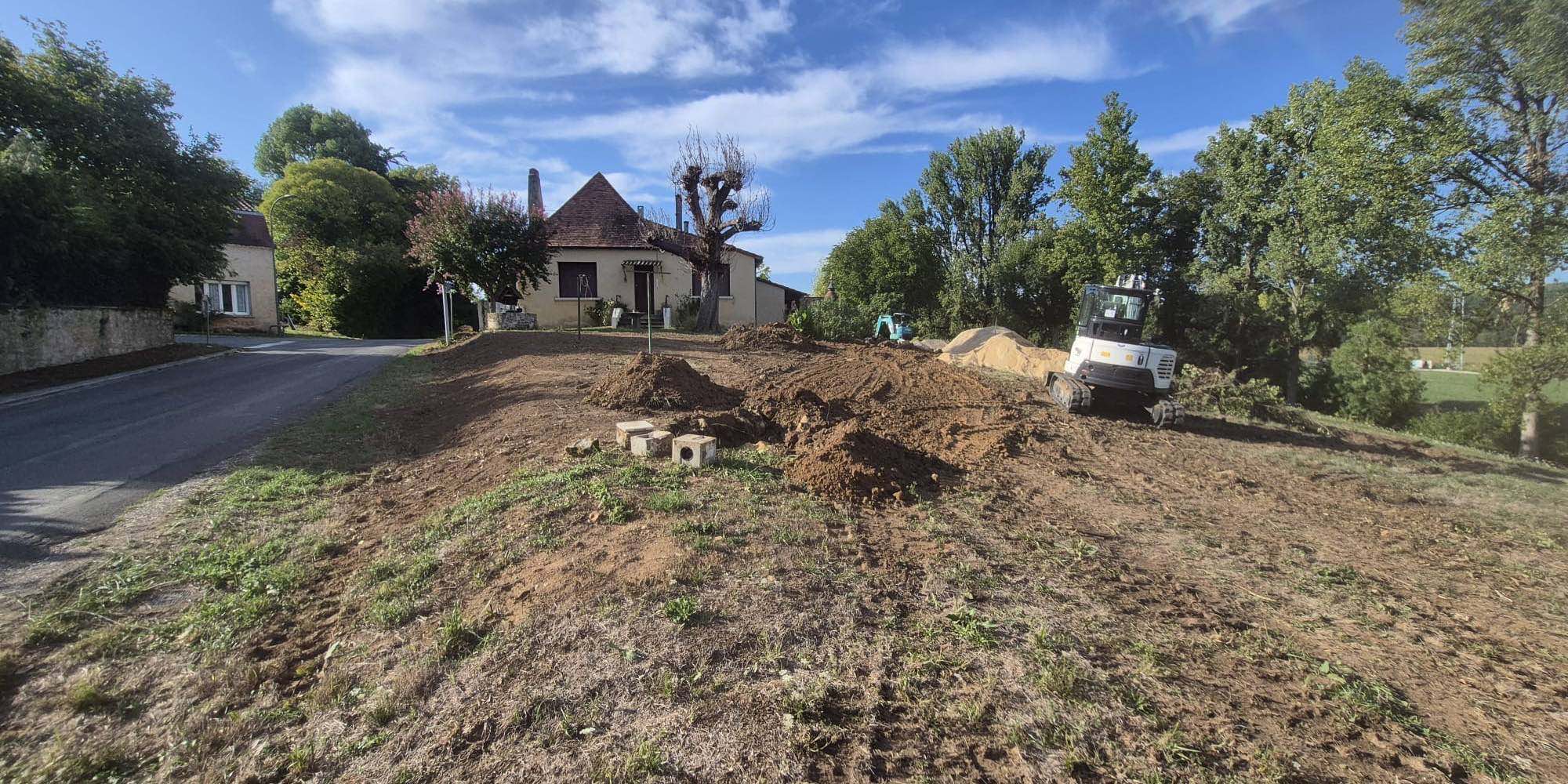 Chantier de terrassement en bordure de route avec chargeuse compacte