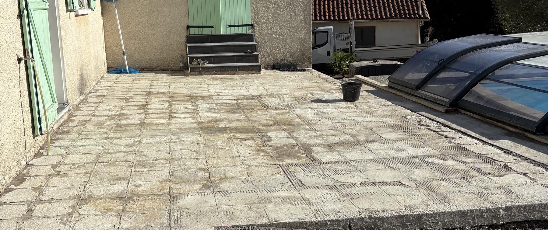 Cour dallée et gravillonnée aux abords d’une maison