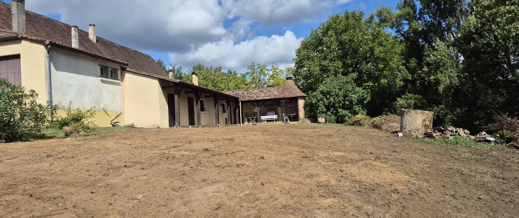 Terrain nivelé devant une maison après intervention de MBTP
