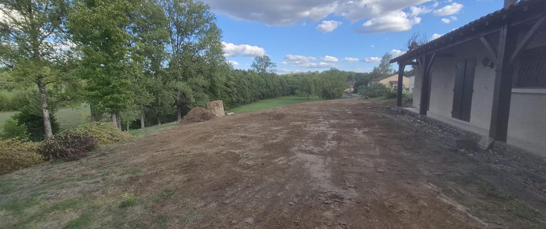 Plateforme nivelée devant un bâtiment après terrassement