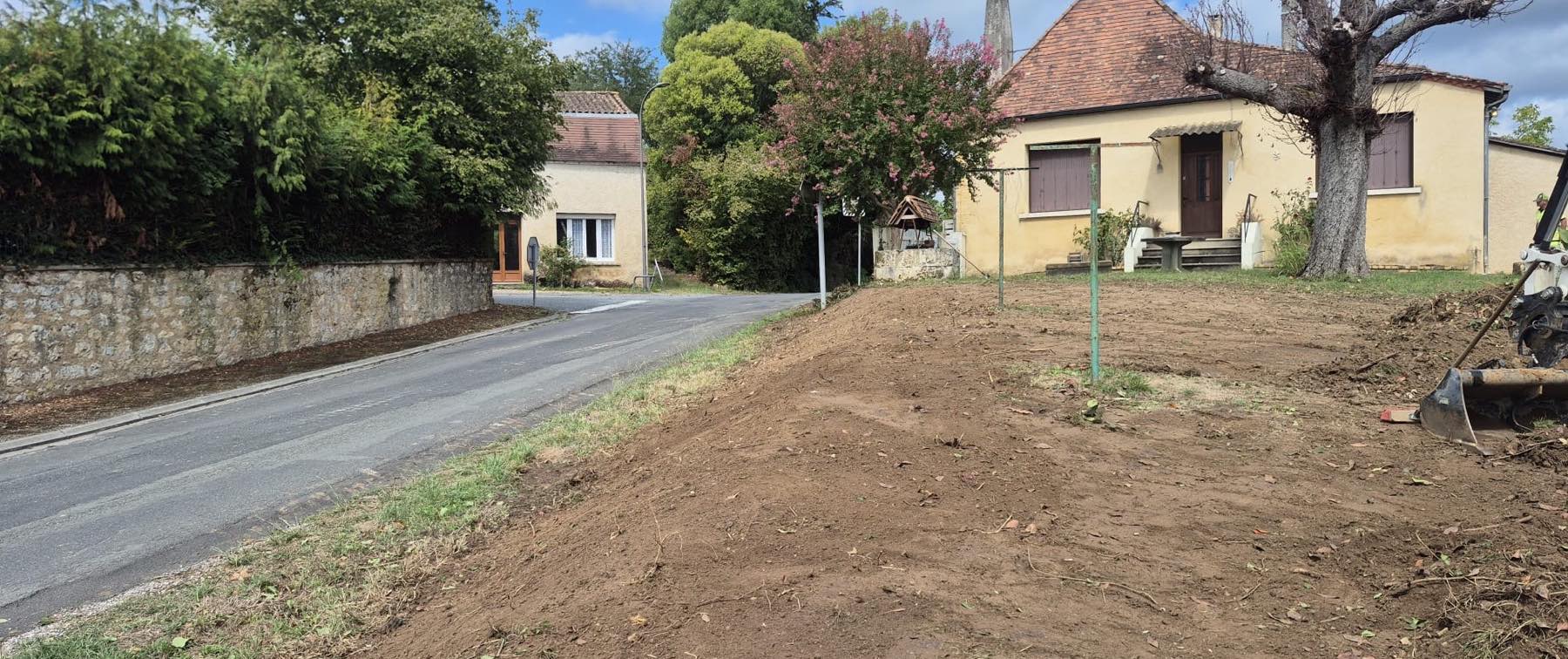 Terrain terrassé le long d’une voie publique